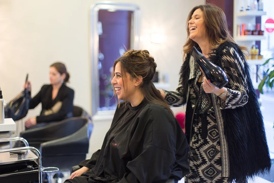 Choosing between a hairstylist tray with wheels or a stationary one